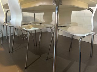 Mesa blanca con 4 sillas