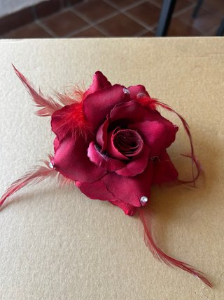 Tocado de Boda con Rosa Roja