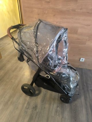 Carro de bebé con funda impermeable
