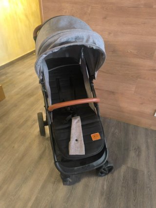 Carro de bebé con funda impermeable