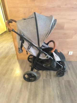Carro de bebé con funda impermeable