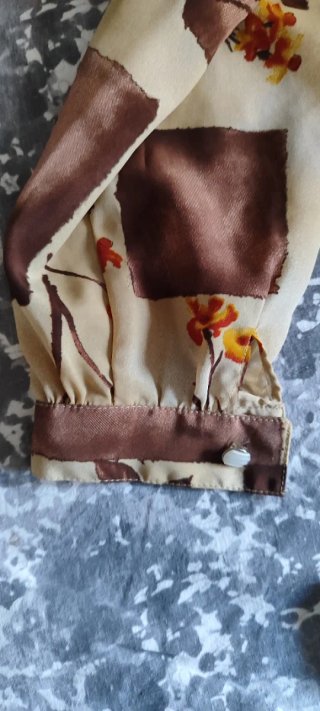 Blusa vaporosa con estampado otoñal