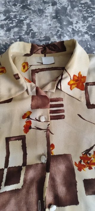 Blusa vaporosa con estampado otoñal