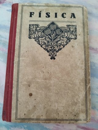 Libro muy antiguo de física.