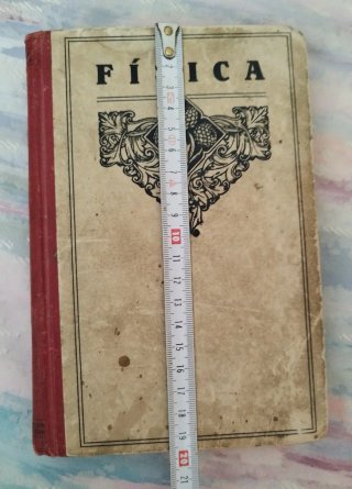 Libro muy antiguo de física.