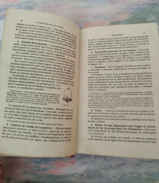 Libro muy antiguo de física.