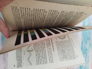Libro muy antiguo de física.
