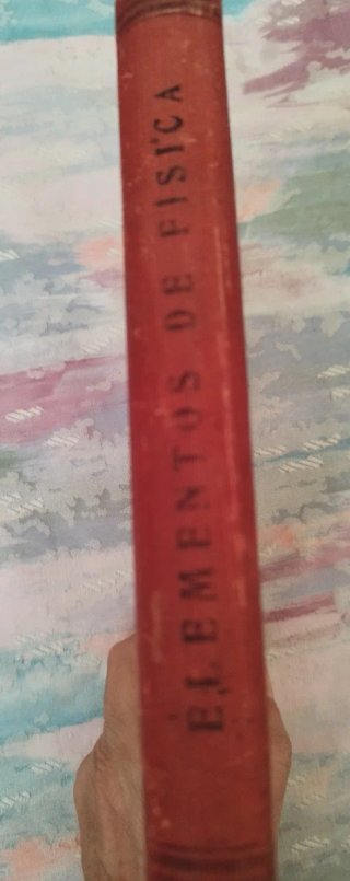 Libro muy antiguo de física.