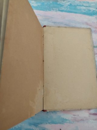 Libro muy antiguo de física.