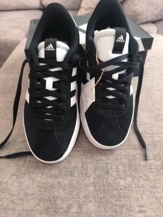 Zapatillas Adidas Negras y Blancas