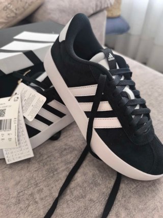 Zapatillas Adidas Negras y Blancas