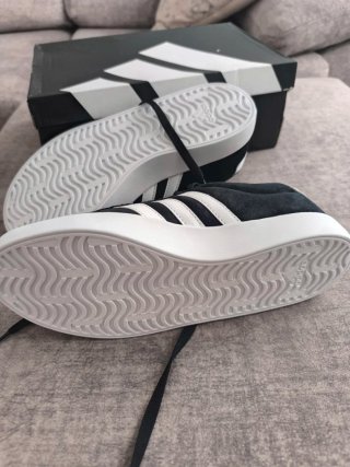 Zapatillas Adidas Negras y Blancas