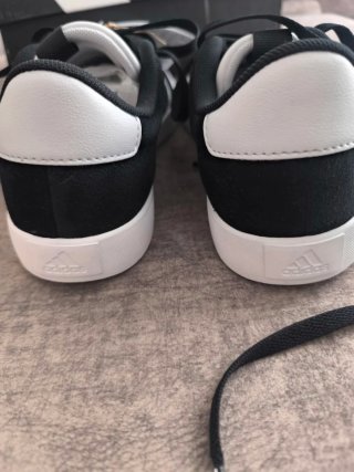 Zapatillas Adidas Negras y Blancas