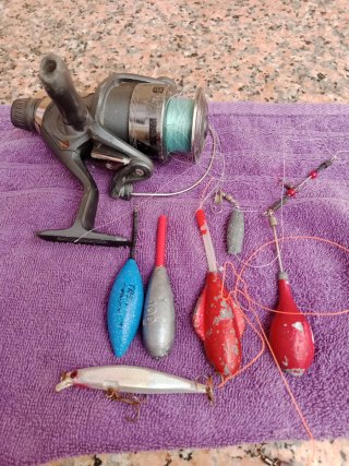 Lote de Pesca: Carrete,Señuelo y plomos