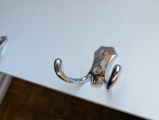 Perchero de pared con estantes y ganchos
