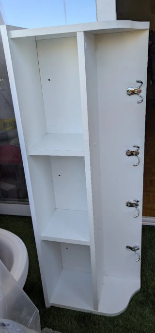 Perchero de pared con estantes y ganchos