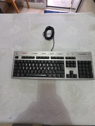 Monitor ASUS Negro y teclado Compaq