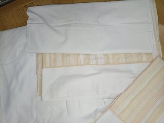 Dos juegos de sábanas beige y blanco