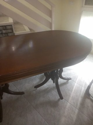 Mesa de comedor ovalada de madera