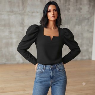 Camiseta Negra con Mangas Abullonadas.
