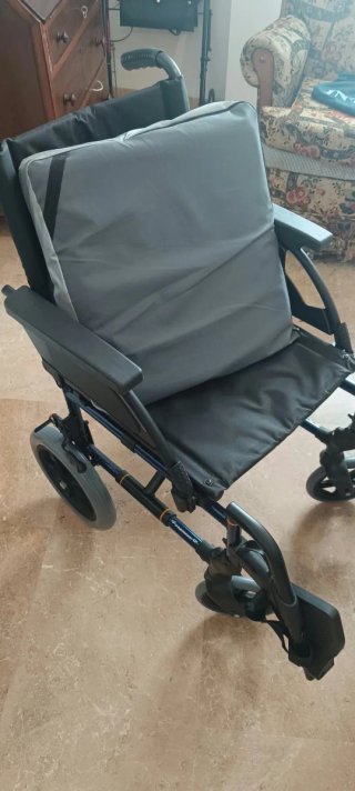 Silla de ruedas semi nueva.