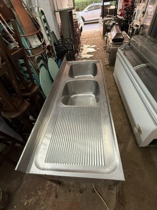 Fregadero de acero inoxidable con escurridor