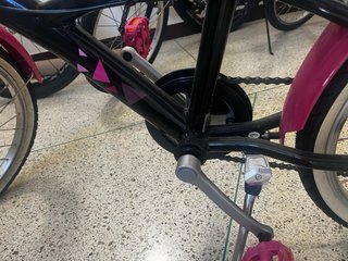 Bicicleta urbana rosa y negra con cesta