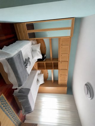 Guardaroba a ponte con letto matrimoniale in legno