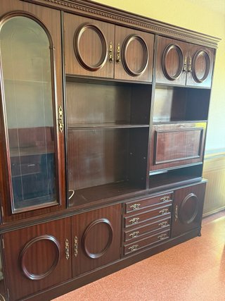 Mueble de salón de madera oscura
