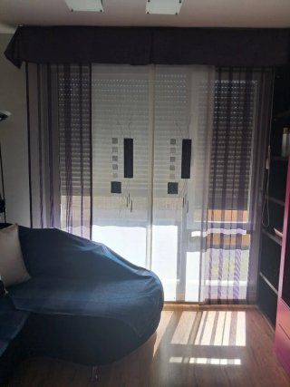Cortinas de salón modernas moradas y blancas
