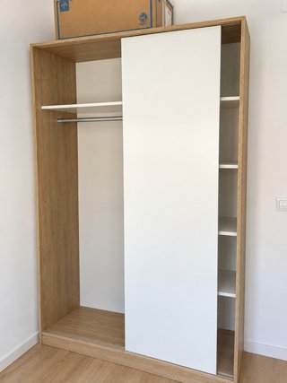 Armario moderno madera y blanco