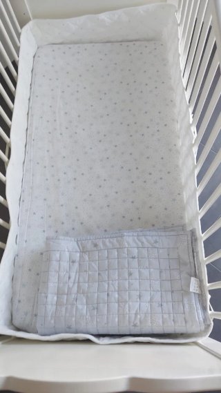 Cuna de bebé blanca