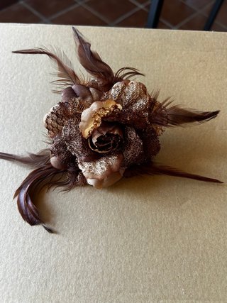 Tocado de Boda con Flores y Plumas