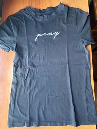Camiseta Negra Pray (PLANCHO LA CAMISETA)