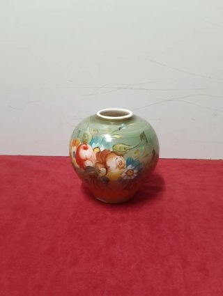 Jarrón de cerámica pintado a mano