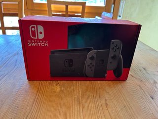 Consola Nintendo Switch en color gris.