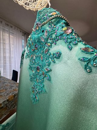 Traje de novio verde con pedrería
