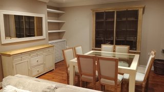 Sillas de madera tapizadas beige y marrón