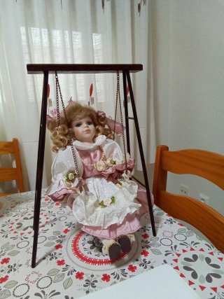 Muñeca de Porcelana en Columpio