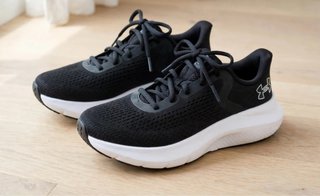 Zapatillas Under Armour Negras y Blancas