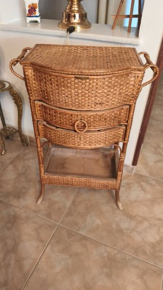Costurero antiguo de mimbre