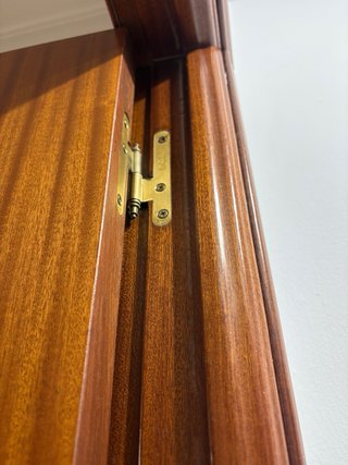 Puerta madera interior con marco y herrajes