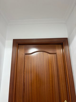 Puerta madera interior con marco y herrajes