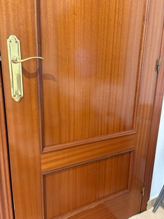 Puerta madera interior con marco y herrajes