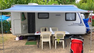 Toldo Enrollable Fiamma F45S y su cerramiento.