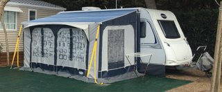 Toldo Enrollable Fiamma F45S y su cerramiento.