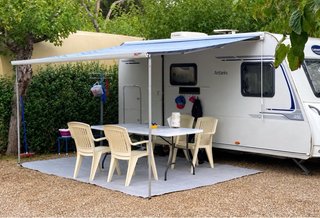 Toldo Enrollable Fiamma F45S y su cerramiento.