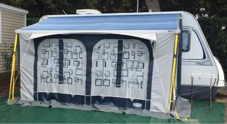 Toldo Enrollable Fiamma F45S y su cerramiento.