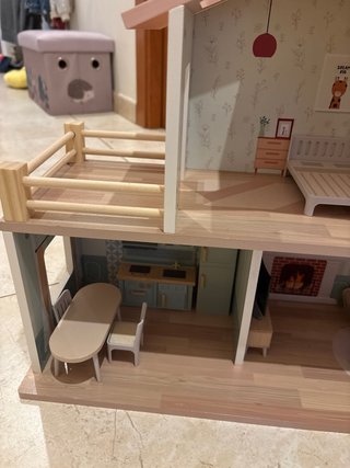 Casita de muñecas de madera