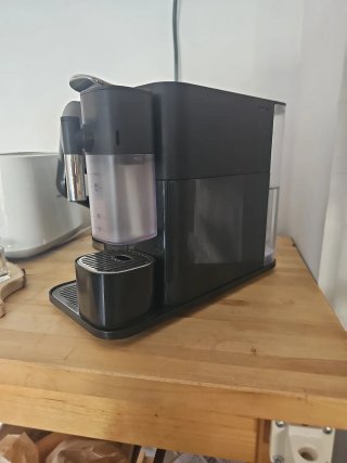 Cafetera Nespresso DēLonghi Latissima One